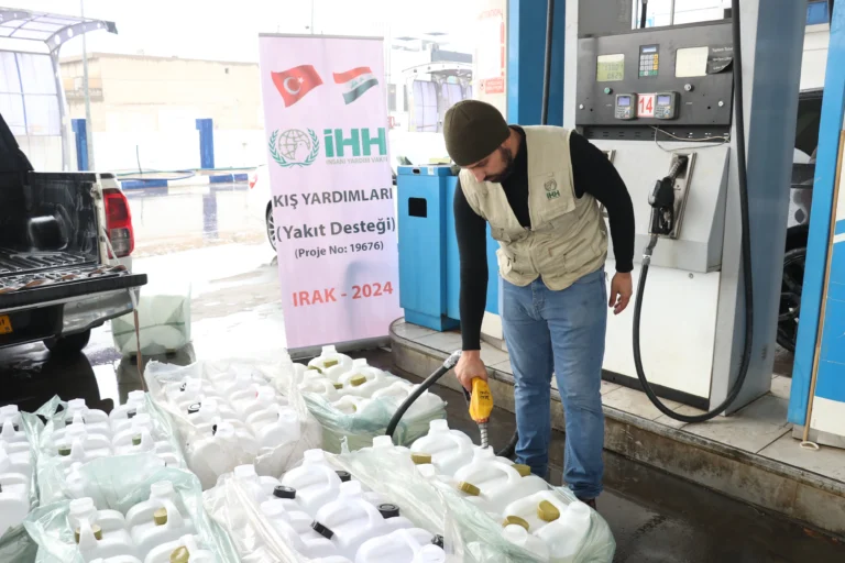 توزيع النفط على النازحين في مخيم باسرمة