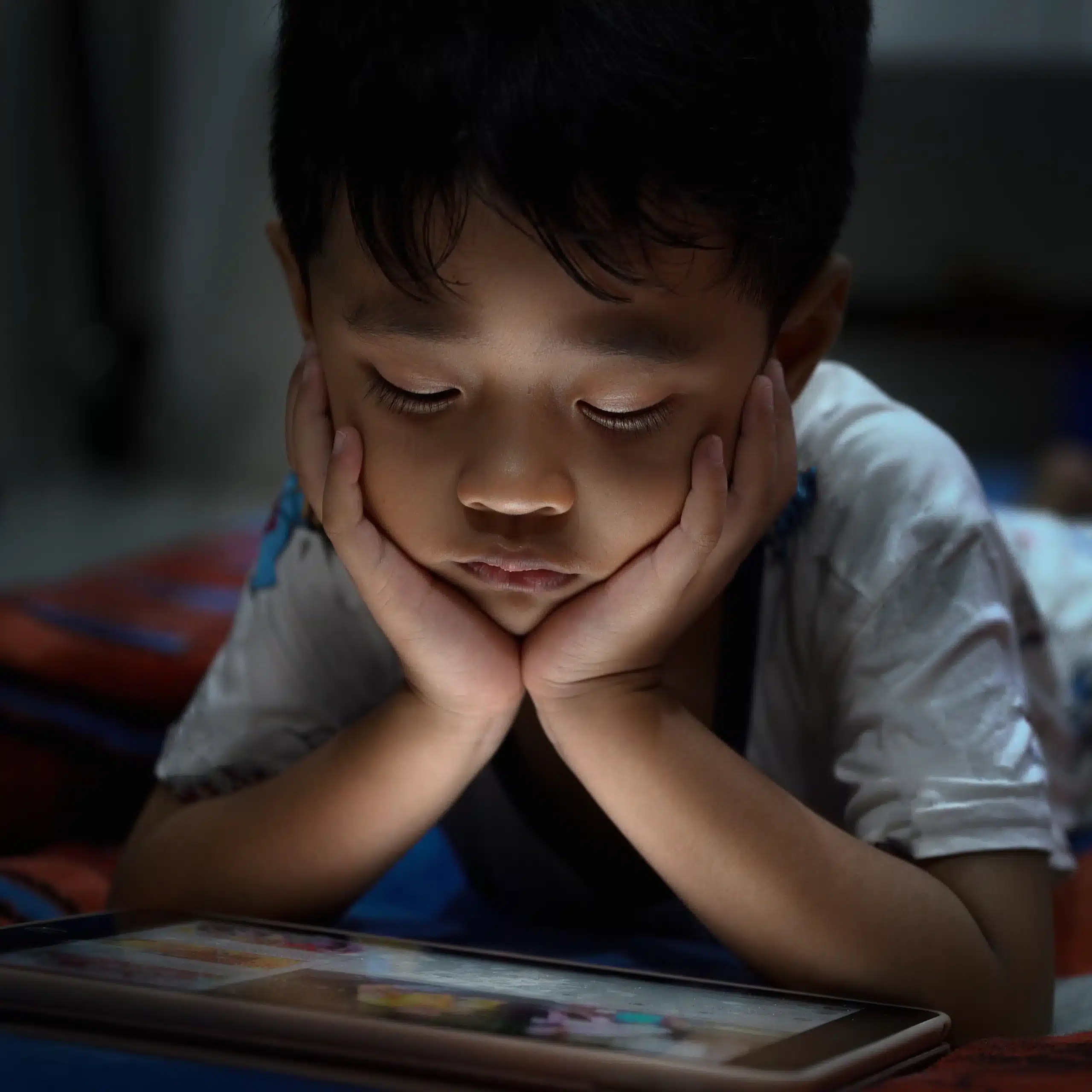 تأثير وسائل التواصل الاجتماعي على العلاقات الاسرية